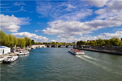 Portraiture: Paris under the blue sky. Grades /100: 48, 63, 61